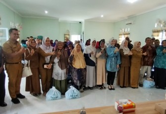Foto bersama usai pembagian paket sembako