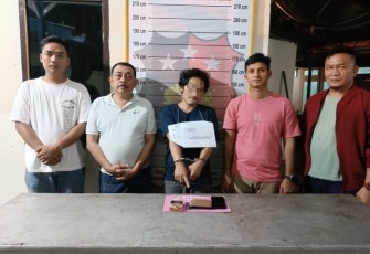 Kapolsek Batang Toru, Iptu RN Tarigan, SH, bersama Kanit Reskrim, Ipda Ery J Situmorang, SH, saat mengamankan terduga  pemilik sabu, AFH alias B (34), pada Senin (4/3/2024) sore.