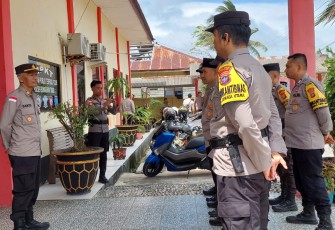  Polsek Bunguran Timur Bagikan Nasi Kotak Bangun Kebersamaan dengan Masyarakat 