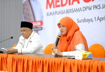 Ketua DPW PKS Jatim Irwan Setiawan didampingi Reni Astuti Humas DPW PKS Jatim, Senin (1/4/2024)