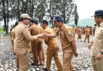 Bupati Samosir, Vandiko T. Gultom memimpin apel gabungan perdana dilingkungan Pemkab Samosir yang dilaksanakan di Halaman Kantor Bupati Samosir, 02/01.