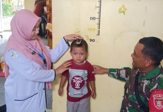 Babinsa Hilir Banua saat Dampingi Posyandu Balita dan Ibu Hamil 