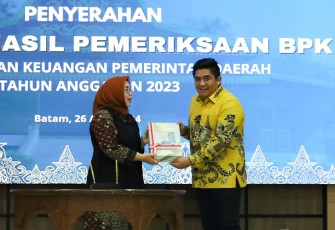 Bupati Bintan saat Terima LHP Keuangan Pemda Bintan TA 2023 dengan Opini WTP dari BPK RI Perwakilan Provinsi Kepri