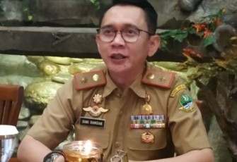 Pj Bupati Bekasi Dani Ramdan saat memimpin langsung Rapim Evaluasi Laporan dan Pelaksanaan Kegiatan Pembangunan Pemerintah Kabupaten Bekasi, yang berlangsung di Hotel Sahid Jaya Lippo Cikarang, Kecamatan Cikarang Selatan, pada Senin (08/07/2024). 