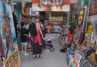 Wisatawan mancanegara mengamati lukisan saat berkunjung di Pasar Seni Kuta, Badung, Bali, Selasa. Kementerian PPN/Bappenas menegaskan Forum Tingkat Tinggi Kemitraan Multipihak atau High-Level Forum on Multi-Stakeholder Partnership (HLF MSP) 2024, yang akan diselenggarakan 1-3 September 2024, akan menciptakan efek pengganda yang menguntungkan ekonomi lokal Bali, karena banyaknya peserta baik lokal maupun internasional yang menghadiri acara tersebut. (Foto: ANTARA FOTO/Nyoman Hendra Wibowo/aww.)