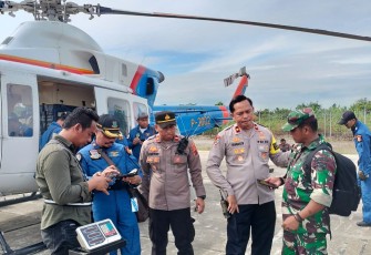 Danramil Tembagapura Kapten Chb Eliazar Manuk Allo memimpin pergeseran pasukan TNI-Polri dari Koramil 1710-04/Tembagapura dan Polres Mimika untuk melaksanakan pengamanan Pemilu 2024 menuju kampung Tsinga dan kampung Arwanop Distrik Tembagapura, Kab. Mimika, dengan menggunakan Helly Airfast dan Penerbad, pada Selasa (13/2/2024)