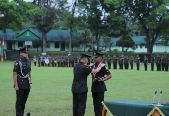 Pangdam I/BB, Mayjen TNI Mochammad Hasan saat melantik 141 Bintara Remaja dalam upacara Penutupan Pendidikan Pertama Bintara (Dikmaba) TNI AD TA 2023 di Mako Rindam I/BB, Pematangsiantar, Senin (29/1/2024).