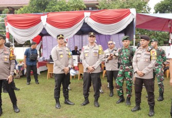 Wakapolda Metro Jaya Brigjen Pol Suyudi Ario Seto dan Kapolres Metro Jakarta Barat Kombes Pol M Syahduddi bersama sejumlah pejabat utama melaksanakan patroli sekaligus peninjauan sejumlah Tempat Pemungutan Suara (TPS) di wilayah Jakarta Barat, Rabu (14/2/2024)