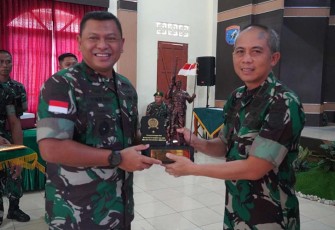 Danrem 121/ABW saat penyerahan cindera mata pada acara Serah Terima Jabatan, Tradisi Penerimaan dan Pelepasan Kasipers Kasrem 121/Abw, yang diselenggarakan di Aula Makorem 121/Abw, Jl. Pangeran Kuning, Sintang, Kalimantan Barat, Jum'at (16/02/2024). 
