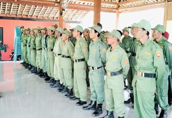 Babinsa Karanganyar Latih Linmas