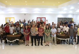 Foto Bersama rekan-rekan media cetak elektronik dan online