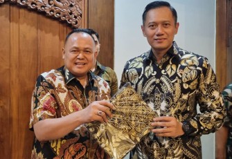 Bendahara DPD Demokrat Jawa Timur dr Agung Mulyono ikut menyambut kedatangan Ketum Partai Demokrat Agus Harimurti Yudhoyono (AHY) dI ruangan VIP Bandara Juanda Surabaya pada Jumat (19/4/2024).