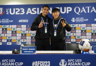 Coach Shin Tae-yong dan Rizky Ridho saat konferensi pers