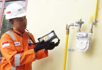 Ilustrasi petugas mencatat stand meter pemakaian