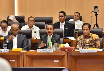 Menteri ESDM Bahlil Lahadalia saat RDP dengan Komisi XII DPR RI, di Jakarta, Senin (2/12)