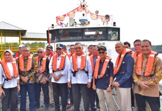 Menteri ESDM Arifin Tasrif bersama Menhub Budi Karya Sumadi meresmikan operasional kapal dual fuel di Balikpapan 