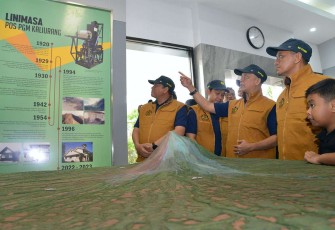 Menteri ESDM Bahlil Lahadalia saat meninjau pos pengamatan gunung Merapi, Minggu (29/12)