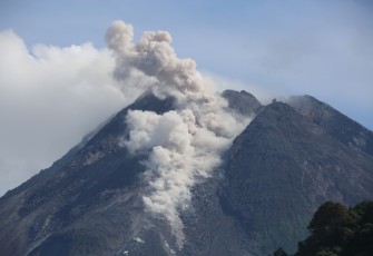 Ilustrasi gunung Merapi