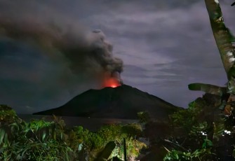 Ilustrasi aktifitas gunung Awu di Sulawesi Utara 