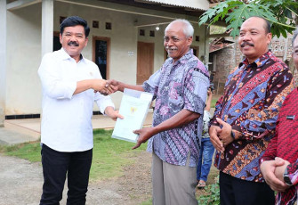 Menteri ATR/Ka.BPN RI Hadi Tjahjanto saat menyerahkan sertifikat secara door to door, Jumat (16/02/2024).