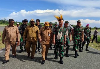Kasdam XVII/Cenderawasih dan Danrem 172/PWY Diterima Dandim 1715/Yahukimo dan Forkopimda di Bandara Nop Goliat Dekai untuk Penutupan TMMD ke-119