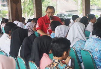 Peneliti dari Perkumpulan untuk Pemilu dan Demokrasi (Perludem), Heroik Mutaqin Pratama, saat menjadi narasumber pada Sosialisasi Pendidikan Politik bagi Pemilih Pemula, di Pendapa Rumah Dinas Bupati Semarang di Ungaran, Rabu (7/2/2024).
