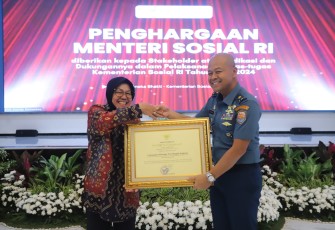 Kepala Staf Koarmada III saat Terima Penghargaan dari Mensos 