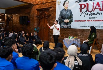Ketua DPR RI Puan Maharani saat  dialog dengan para mahasiswa di Joglo Panglipuran, Magelang, Selasa (30/1/2024).