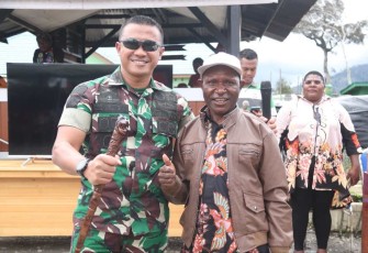 Mayor Inf Dedy Pungky Irawanto, S.I.P., M.I.Pol, Dansatgas Pamtas Mobile Yonif 330/Tri Dharma menerima tongkat komando "TOPE SONOWI KOA" sebagai bentuk penghormatan 