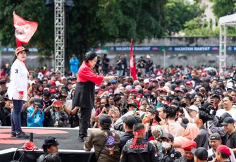  Ketua DPP PDI Perjuangan (PDIP) Puan Maharani menghadiri kampanye hari terakhir Ganjar Pranowo-Mahfud Md yang digelar di Solo, Jawa Tengah. Kampanye akbar pasangan nomor urut 3 tersebut membuat Solo menyala ‘merah’