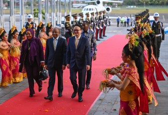 Presiden Zanzibar Hussein Ali Mwinyi (tengah) didampingi Wakil Menteri Perdagangan Jerry Sambuaga (kanan) disambut dengan tarian khas Bali setibanya di Bandara Internasional I Gusti Ngurah Rai, Badung, Bali, Sabtu (31/8/2024). Hussein Ali Mwinyi tiba untuk menghadiri High-Level Forum on Multi-Stakeholder Partnerships and Indonesia-Africa Forum II di Nusa Dua, Bali pada 1-3 September. ANTARA FOTO/Media Center IAF II-HLF MSP/Galih Pradipta/YU