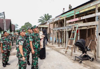Pangdam I/BB, Mayjen TNI Mochammad Hasan mendampingi Kasad, Jenderal TNI Maruli Simanjuntak, MSC, meninjau progres pembangunan rumdis (rumah dinas) prajurit dan rehab Kantor Koramil di jajaran Kodam I/Bukit Barisan, Selasa (13/2/2024)
