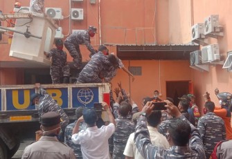 Tim Siaga Bencana Pangkalan TNI AL (Lanal) Tegal bersama Satgas penanggulangan bencana serta unsur Pemadam kebakaran turut bersama membantu pemadaman dan evakuasi korban kebakaran yang terjadi di Orange Karaoke Jalan Veteran Kota Tegal