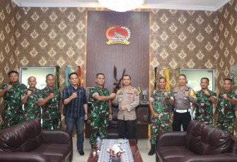 Kapolres Tapsel, AKBP Yasir Ahmadi, dan rombongan saat silaturahmi ke Danyonif 123/RW, Letkol Inf Emick Chandra Nasution, dan jajaran.