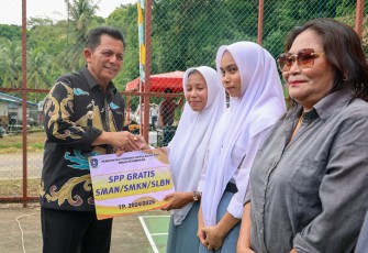 Gubernur Ansar Ahmad saat Salurkan Bantuan Senilai Rp523,2 Juta di Kecamatan Pancur, Kabupaten Lingga