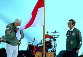 Ganjar-Mahfud menunjukkan sikap nasionalismenya dengan mencium sang Merah Putih yang ada di atas panggung acara di Jawa Timur, Kamis (8/2).