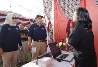 Walikota Blitar Santoso Didampingi Istri Meninjau Salah Satu Stan Jobfair di Lapangan SMAN 1 Blitar, 24 Juli 2024.