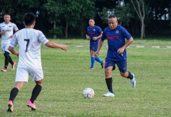 Pangkostrad Letnan Jenderal TNI Muhammad Saleh Mustafa saat  olahraga sepak bola bersama prajurit dan pejabat utama Grup 1 Kopassus.