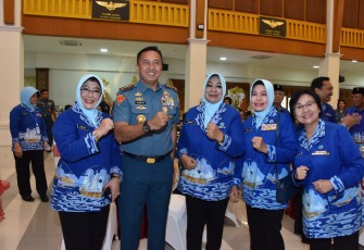 Komandan Kodiklatal, Letjen TNI Marinir Nur Alamsyah beserta Ketua Gabungan Jalasenastri Kodiklatal Ny. Ayu Nur Alamsyah menghadiri Tasyakuran Hari Ulang Tahun Ke -6 Paguyuban Purnawirawan (PP) Korps Wanita TNI Angkatan Laut (Kowal), serta Launching Hymne dan Mars PP Kowal, bertempat di Gedung Balai Prajurit K.G.P.H. Moeljono Poerbo Nagoro, Puspenerbal Sidoarjo, Senin (08/01/2024)