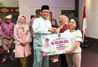 Gubernur Ansar saat Berikan Bantuan Modal kepada pengelola UMKM di Tanjungpinang