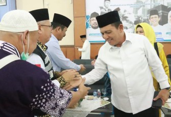 Gubernur Ansar Ahmad Sambut Jemaah Haji Kloter Pertama Debarkasi Batam 
