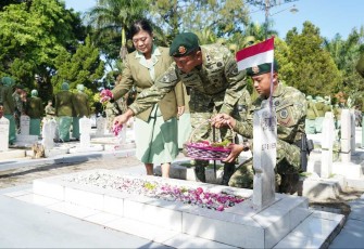 Pangdivif 2 Kostrad Pimpin Ziarah di TMP Untung Suropati