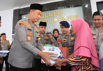 Kapolda Bengkulu Irjen Pol Drs Armed Wijaya, MH Memberikan Bantuan Sosial di Kabupaten Rejang Lebong 