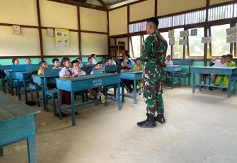 Satgas Pamtas Yonarmed 16/TK Pos Koki Sei Daun memberikan materi tentang Pendidikan Jasmani, Olahraga dan Kesehatan (PJOK) agar murid-murid semangat lebih antusias dalam belajar di SDN 26 Sei Daun di dusun Sei Daun, Kec. Sekayam, Kab. Sanggau, Prov. Kalbar Jumat (12/1/2024)