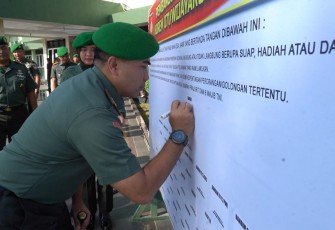 Penandatanganan komitmen pembangunan zona integritas menuju wilayah bebas korupsi (WBK) di wilayah jajaran Korem 071/Wijayakusuma, 