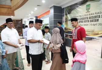 DPRD Kota Batam Santuni Puluhan Anak Yatim