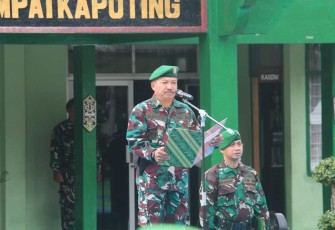 Pabung Kodim 1001/HSU-Balangan Kapten Inf Suroto saat pimpin Upacara 17 an