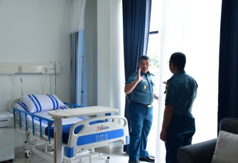 Kepala Dinas Kesehatan Angkatan Laut (Kadiskesal) Laksma TNI dr. Dwi Adang Iskandar Sp.B meninjau RSAL dr Soekantyo Jahja Pusat Penerbangan TNl Angkatan Laut (Puspenerbal) yang berlokasi di Jalan Raya Juanda, Kel. Betro Kec. Sedati, Sidoarjo, Jawa Timur, Selasa (20/2/2024)