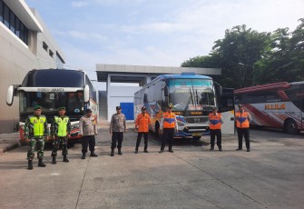 Anggota Koramil 0803/Madiun saat Lakukan Pengamanan Nataru di Terminal Purboyo