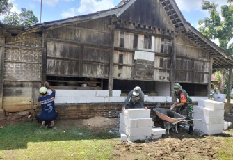 Babinsa Koramil 0805/12 Mantingan Gotong Royong Membantu Rehab Rumah Warga